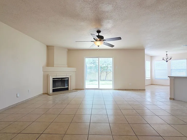 402 Empresario Dr — Photo 5