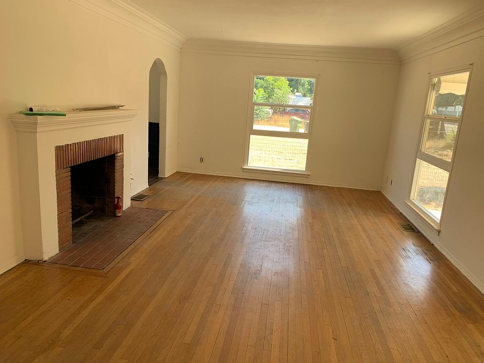 Spacious living room