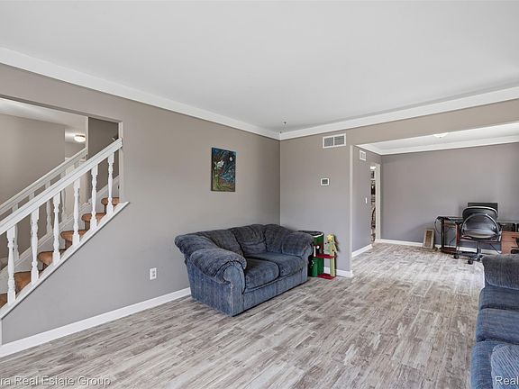4th image of 17592 Knollwood Dr