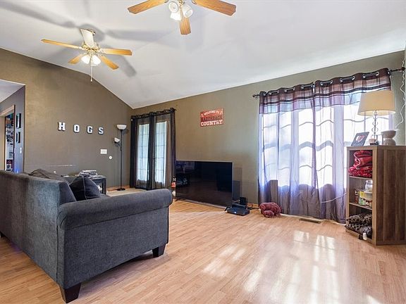 3rd image of 8 Shelly Dr