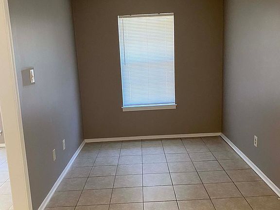 4th image of 3280 Greenway Dr