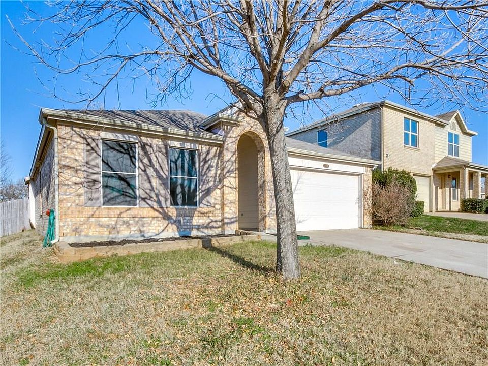 1st image of 216 Pinecrest Dr