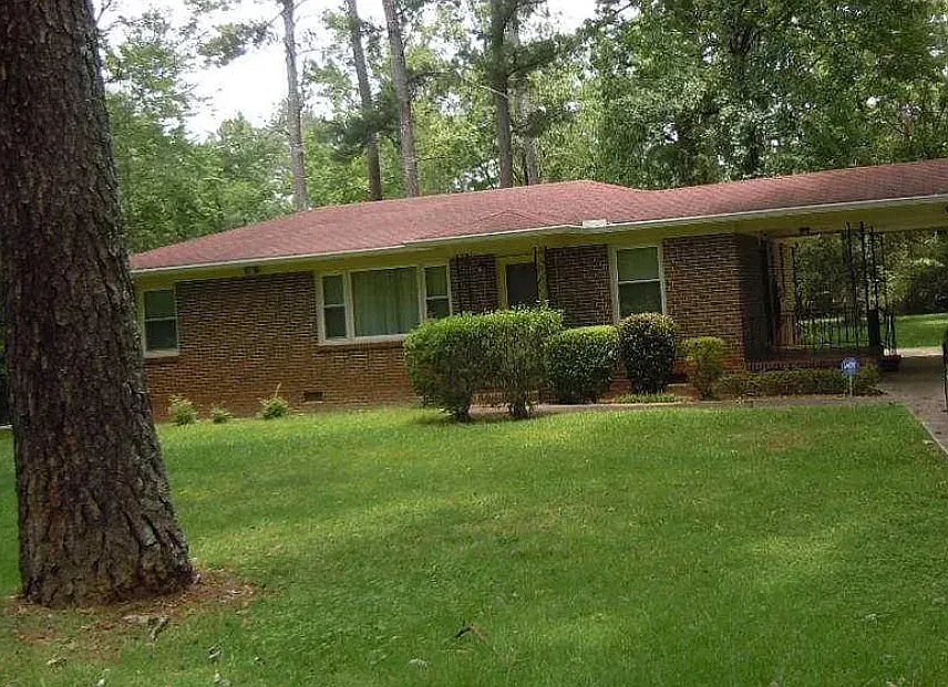 128 Lake Dr NE