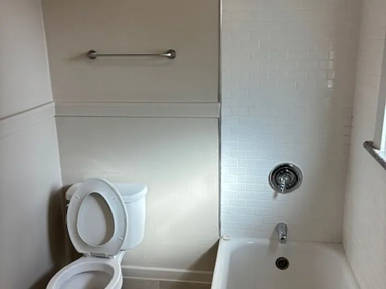 404 W Walnut St — Photo 7
