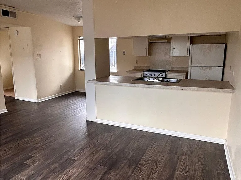 2408 Longview St #202 — Photo 3