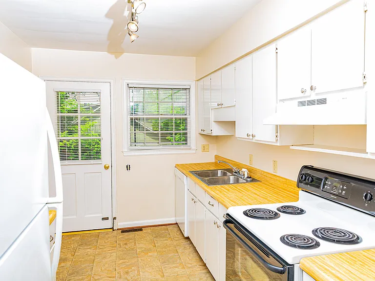 657 Montclair Dr — Photo 4