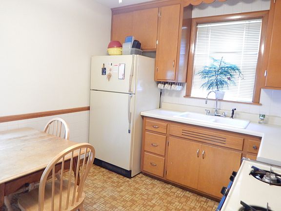 4th image of 7127 N Melvina Ave