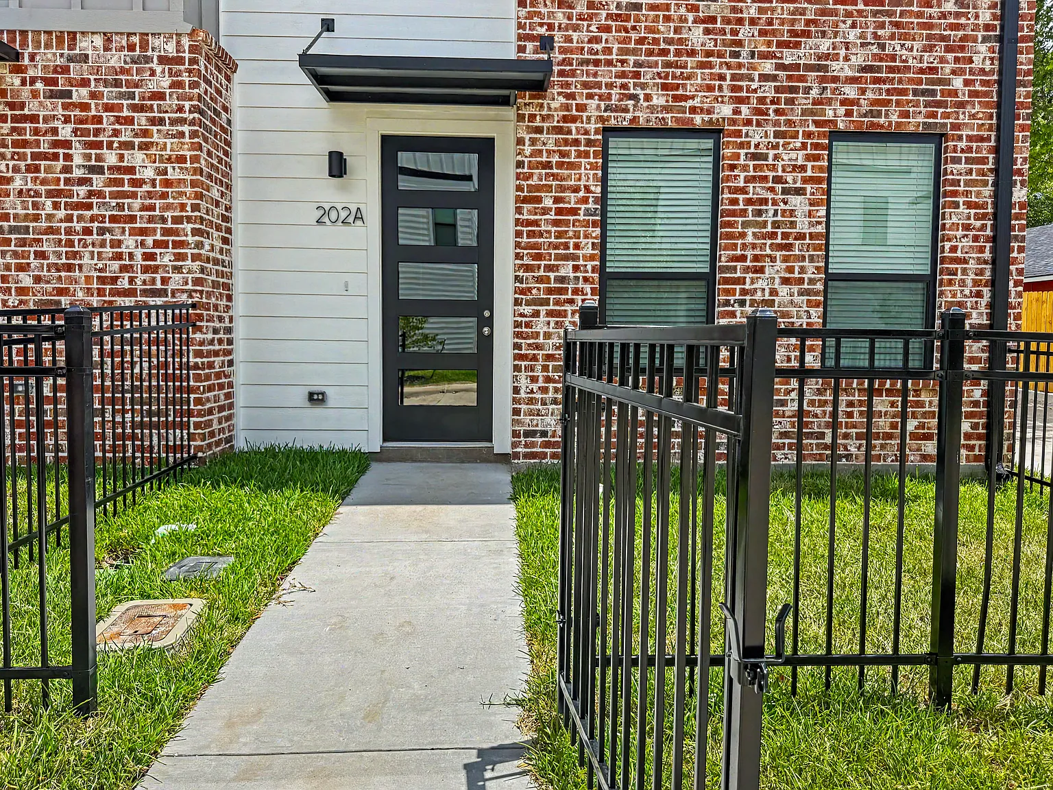 7 bed, 7.5 bath, 3143 sqft, $8,100 — Photo 3