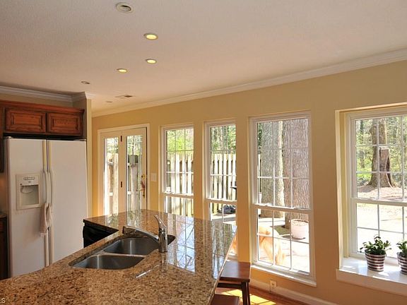 5th image of 2860 Marguerite Park Dr