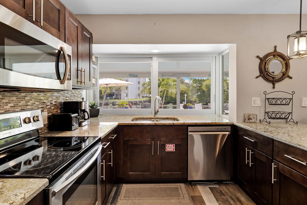 981 SE 10TH Court, photo 8
