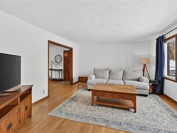 5th image of 542 Maple Ave