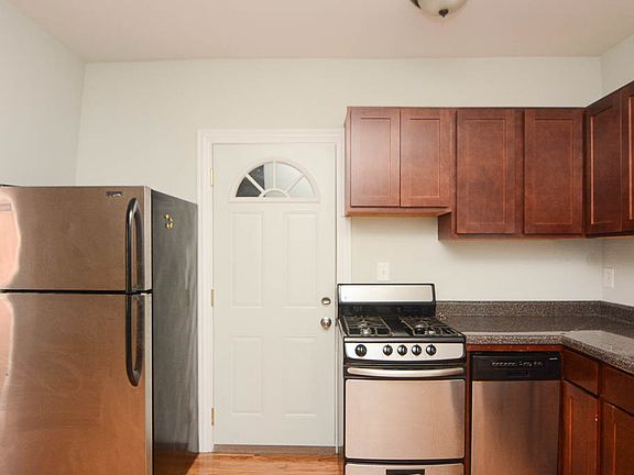3rd image of 951 W Cornelia Ave APT 1D