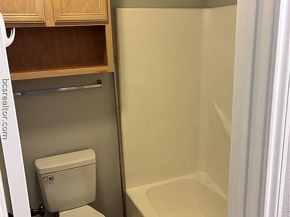4th image of 1411 Summit St #4
