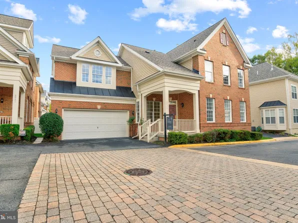 6933 Cove Inlet Ct, Fort Belvoir, VA 22060