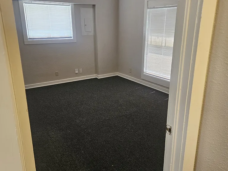 913 W Avenue I — Photo 5