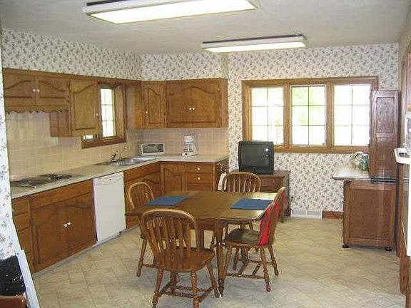 Nice size eat in Kitchen with lots of counter space