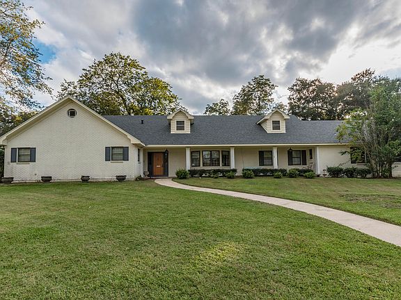 2nd image of 105 Edgewater Dr