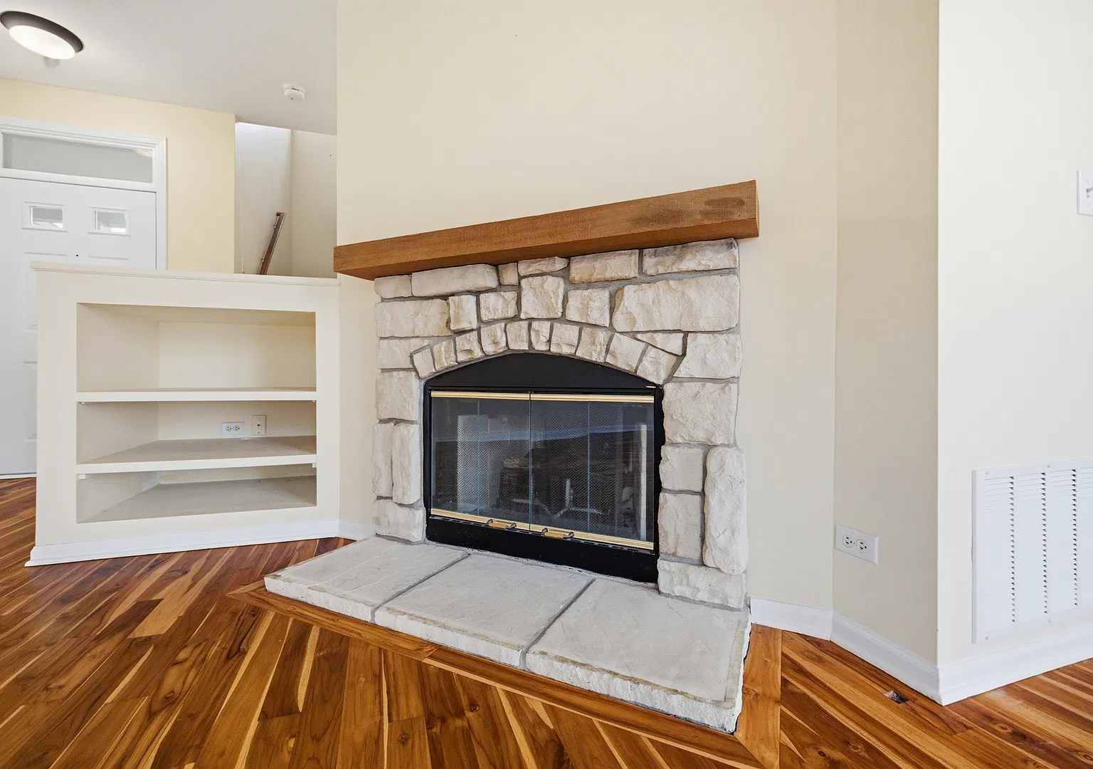 3 bed, 3.5 bath, 1638 sqft, $3,200 — Photo 3