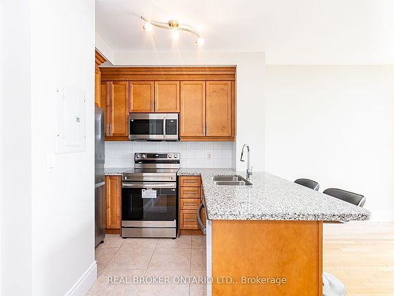 4th image of 18 Harding Blvd #Penthouse 208