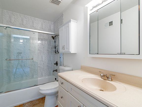 5th image of 1818 Parkwood Dr