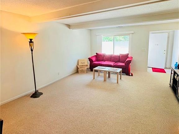 5th image of 35 Foxtail Ln