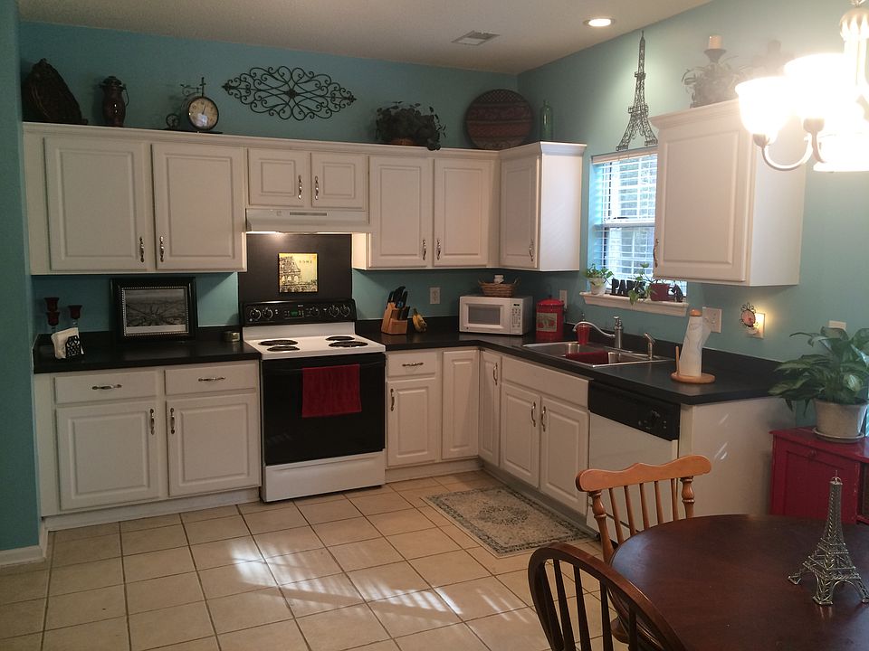 Eat-in kitchen 