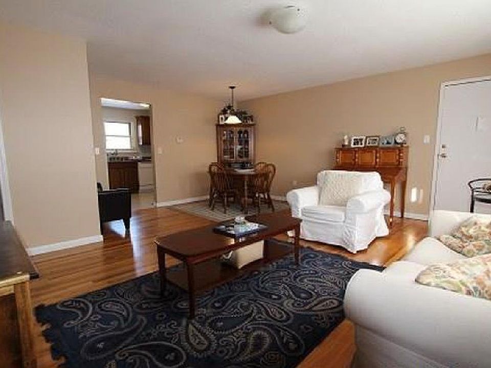 Living Room/Dining Area
