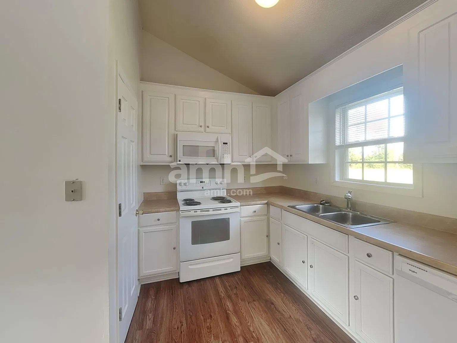 3 bed, 2.0 bath, 1290 sqft, $1,655 — Photo 3