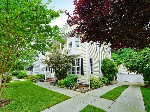 Side view/Driveway/Garage