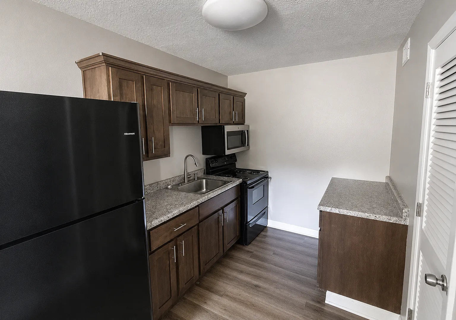 Fully Furnished and Utilities Included - Short and Long Term Leases Available! — Photo 4