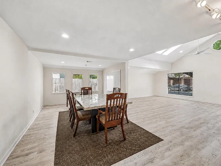 905 Harvard St — Photo 13