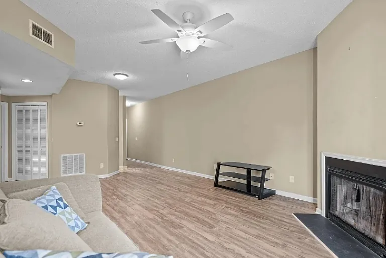 4210 Wilshire Blvd #D204 — Photo 4