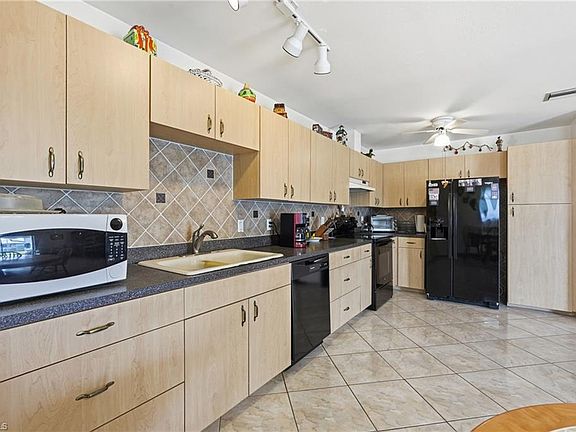 5th image of 246 SW 37th ST