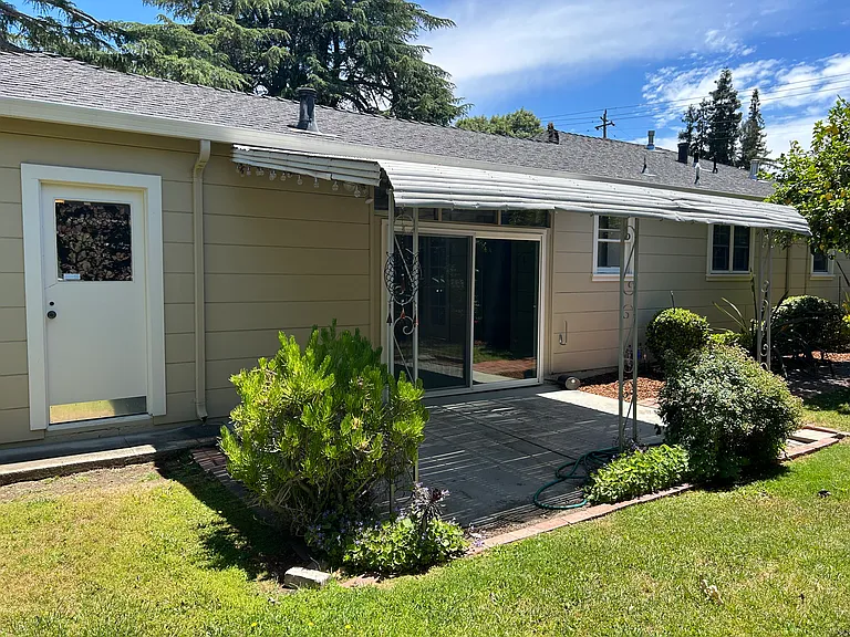 1691 Everett Ave — Photo 2