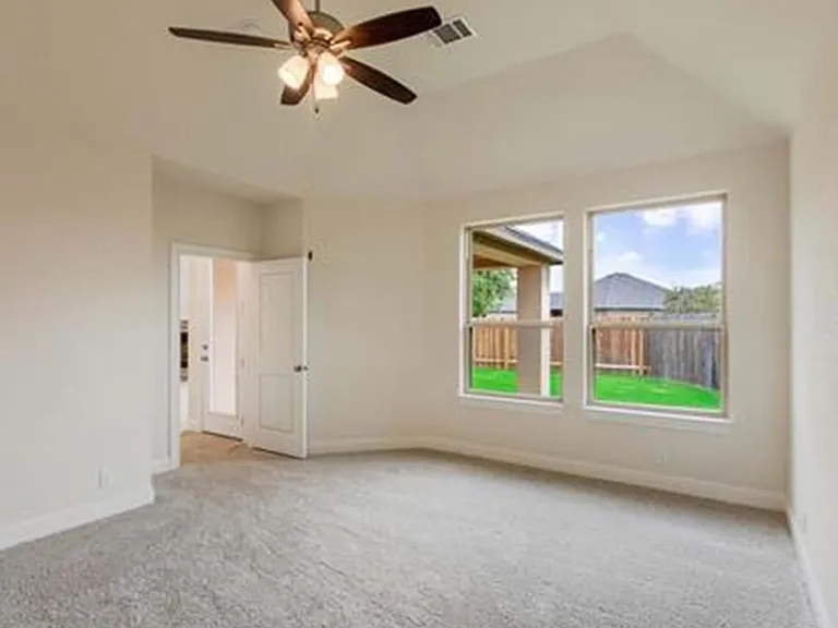 1422 Oaklawn Dr — Photo 3