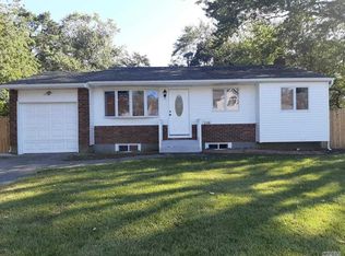 210 Locust Dr, Bay Shore, NY 11706