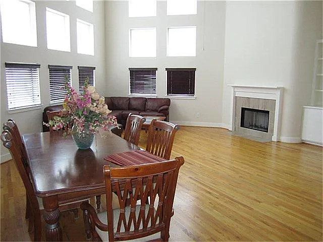 3 bed, 2.5 bath, 2307 sqft, $2,100 — Photo 4