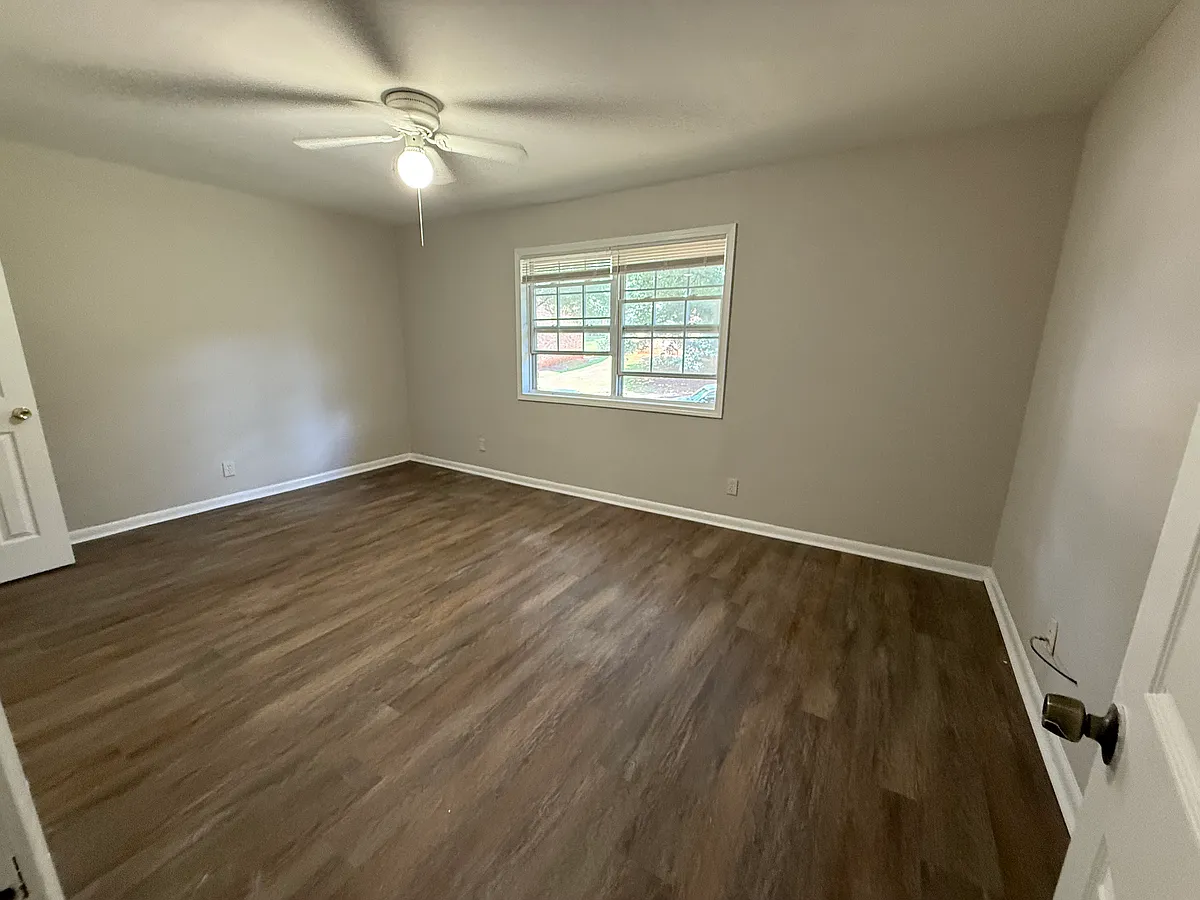 Building Photo - 1600 Line Cir #4
