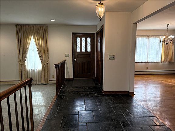 2nd image of 284 Ridgefield Rd
