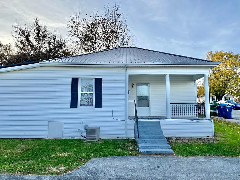 320 Thompson Dr — Photo 2