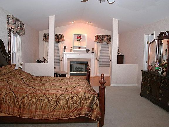 Master Bedroom - 28x15, 2nd fireplace in sitting area