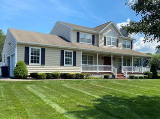 17 Laura Ct, Mount Sinai, NY 11766