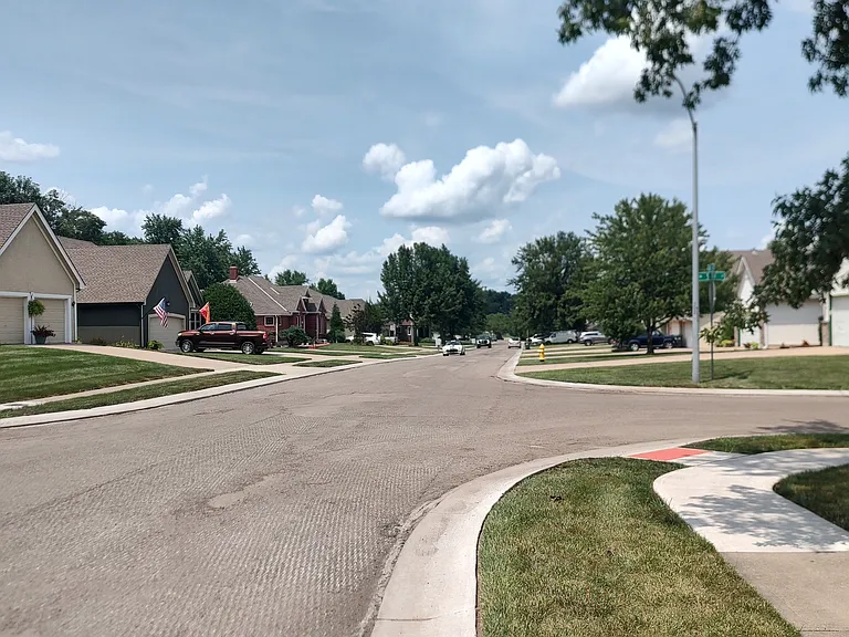 501 SW Hoke Ln — Photo 4