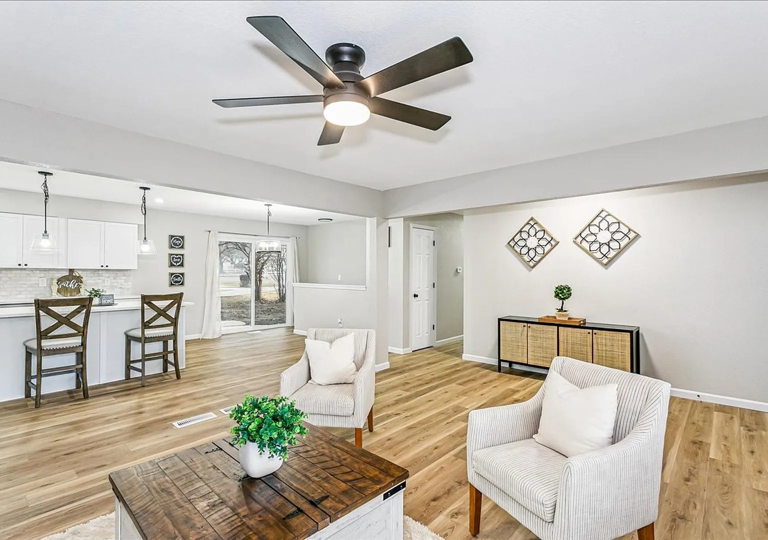 Beautifully Updated Home on nearly Acre! Available for Rent or Rent to Own! Move in Special 1/2 2... — Photo 4