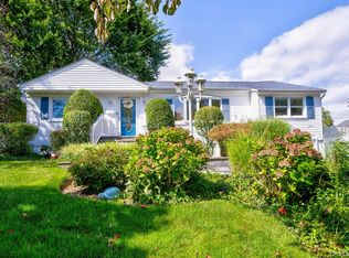 17 Hill Rd, Farmingdale, NY 11735