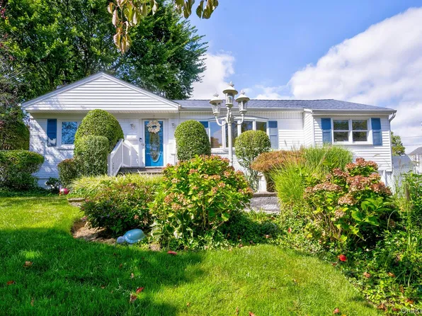 17 Hill Road, Farmingdale, NY 11735