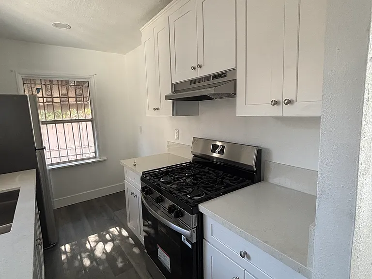 1222 W 88th St — Photo 15