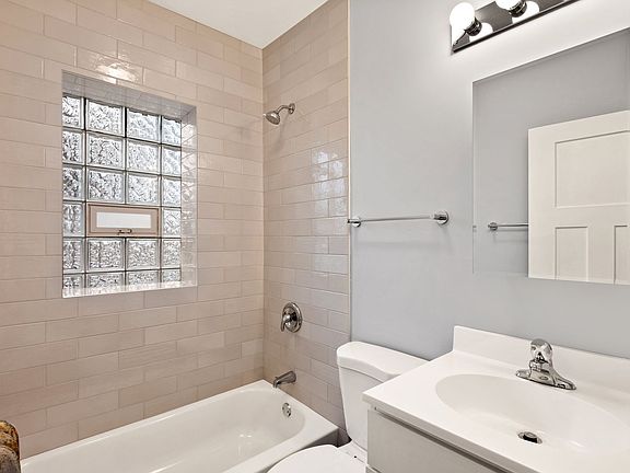 4th image of 2416-22 N Kilbourn Ave #2