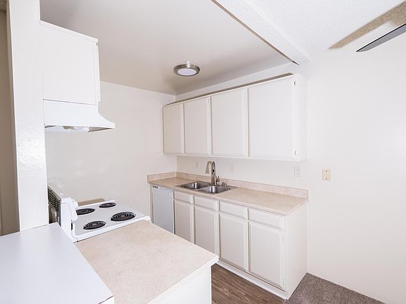 3rd image of 518 W Queen St #205