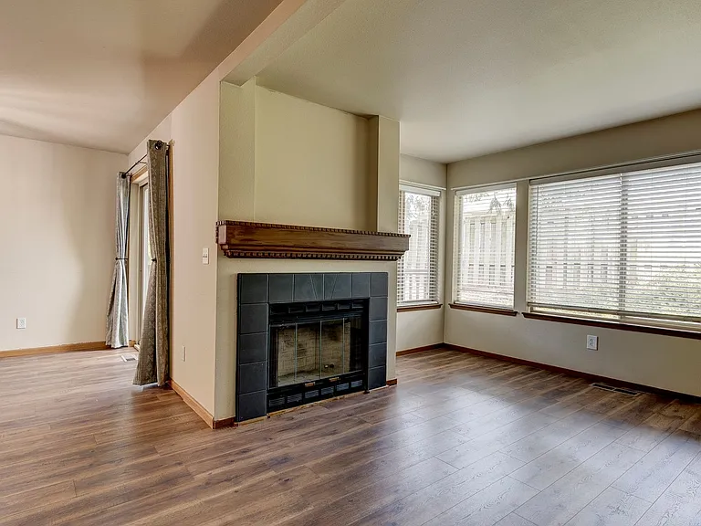 1250 SW Heller St #E1 — Photo 6